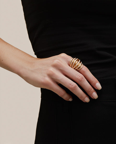 Anillo Ava chapado oro 18 kt tiras circonitas
