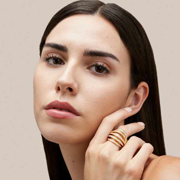 Anillo Ava chapado oro 18 kt tiras circonitas
