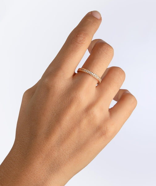Anillo Alianza circonitas acabado en oro 18 kl